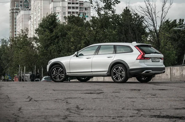 Moskova, Rusya - 3 Mayıs, 2017 Volvo V90 çapraz ülke, ön görünümü. Yeni Volvo V90 Cross Country testi. Bu arabada Awd Suv iş sınıfı bir salon. D4 motoru.