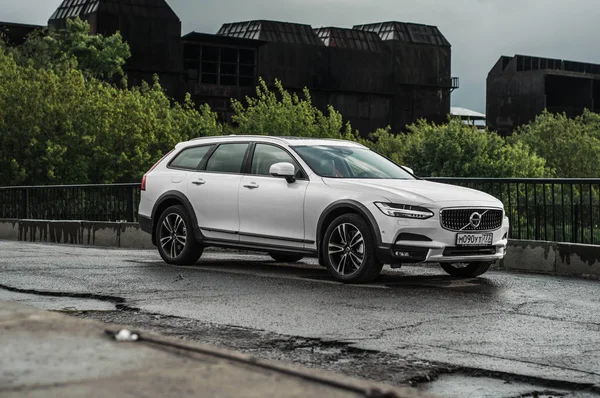 MOSCÚ, RUSIA - 3 DE MAYO DE 2017 VOLVO V90 CROSS COUNTRY, vista frontal. Prueba del nuevo Volvo V90 Cross Country. Este coche es AWD SUV con salón de clase ejecutiva. Motor D4 . — Foto de Stock