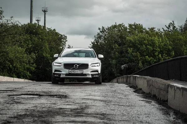 Moskova, Rusya - 3 Mayıs, 2017 Volvo V90 çapraz ülke, ön görünümü. Yeni Volvo V90 Cross Country testi. Bu arabada Awd Suv iş sınıfı bir salon. D4 motoru.