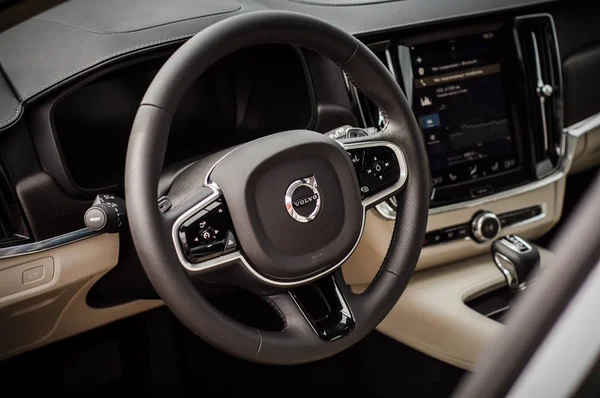 Moskova, Rusya - 3 Mayıs, 2017 Volvo V90 çapraz ülke, iç görünüm. Yeni Volvo V90 Cross Country testi. Bu arabada Awd Suv iş sınıfı bir salon. D4 motoru.