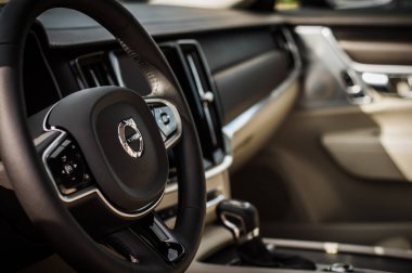 Moskova, Rusya - 3 Mayıs, 2017 Volvo V90 çapraz ülke, iç görünüm. Yeni Volvo V90 Cross Country testi. Bu arabada Awd Suv iş sınıfı bir salon. D4 motoru.