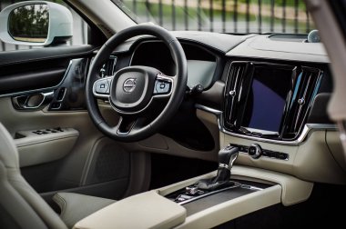 Moskova, Rusya - 3 Mayıs, 2017 Volvo V90 çapraz ülke, iç görünüm. Yeni Volvo V90 Cross Country testi. Bu arabada Awd Suv iş sınıfı bir salon. D4 motoru.