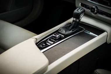 Moskova, Rusya - 3 Mayıs, 2017 Volvo V90 çapraz ülke, iç görünüm. Yeni Volvo V90 Cross Country testi. Bu arabada Awd Suv iş sınıfı bir salon. D4 motoru.