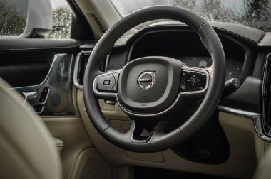Moskova, Rusya - 3 Mayıs, 2017 Volvo V90 çapraz ülke, iç görünüm. Yeni Volvo V90 Cross Country testi. Bu arabada Awd Suv iş sınıfı bir salon. D4 motoru.
