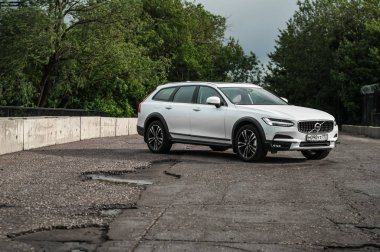 Moskova, Rusya - 3 Mayıs, 2017 Volvo V90 çapraz ülke, ön görünümü. Yeni Volvo V90 Cross Country testi. Bu arabada Awd Suv iş sınıfı bir salon. D4 motoru.