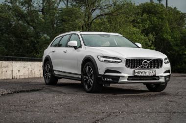 Moskova, Rusya - 3 Mayıs, 2017 Volvo V90 çapraz ülke, ön görünümü. Yeni Volvo V90 Cross Country testi. Bu arabada Awd Suv iş sınıfı bir salon. D4 motoru.