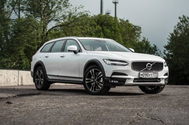 Moskova, Rusya - 3 Mayıs, 2017 Volvo V90 çapraz ülke, ön görünümü. Yeni Volvo V90 Cross Country testi. Bu arabada Awd Suv iş sınıfı bir salon. D4 motoru.