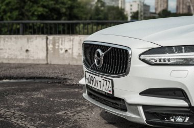 Moskova, Rusya - 3 Mayıs, 2017 Volvo V90 çapraz ülke, ön görünümü. Yeni Volvo V90 Cross Country testi. Bu arabada Awd Suv iş sınıfı bir salon. D4 motoru.