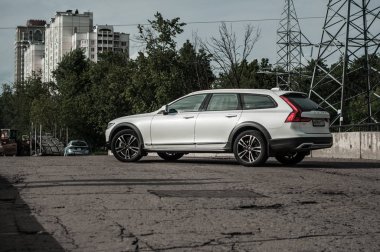 Moskova, Rusya - 3 Mayıs, 2017 Volvo V90 çapraz ülke, ön görünümü. Yeni Volvo V90 Cross Country testi. Bu arabada Awd Suv iş sınıfı bir salon. D4 motoru.