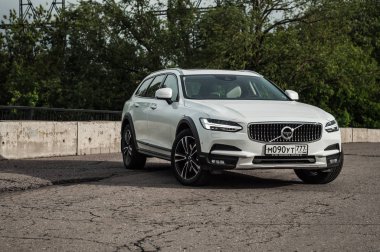 Moskova, Rusya - 3 Mayıs, 2017 Volvo V90 çapraz ülke, ön görünümü. Yeni Volvo V90 Cross Country testi. Bu arabada Awd Suv iş sınıfı bir salon. D4 motoru.