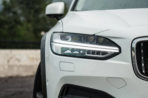 MOSCÚ, RUSIA - 3 DE MAYO DE 2017 VOLVO V90 CROSS COUNTRY, vista frontal. Prueba del nuevo Volvo V90 Cross Country. Este coche es AWD SUV con salón de clase ejecutiva. Motor D4 . — Foto de Stock