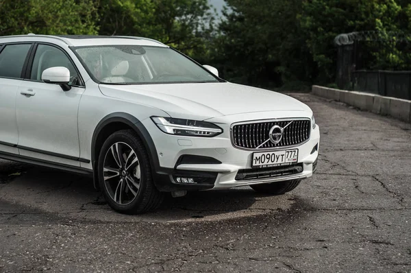 MOSCÚ, RUSIA - 3 DE MAYO DE 2017 VOLVO V90 CROSS COUNTRY, vista frontal. Prueba del nuevo Volvo V90 Cross Country. Este coche es AWD SUV con salón de clase ejecutiva. Motor D4 . — Foto de Stock