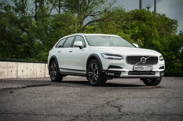 MOSCÚ, RUSIA - 3 DE MAYO DE 2017 VOLVO V90 CROSS COUNTRY, vista frontal. Prueba del nuevo Volvo V90 Cross Country. Este coche es AWD SUV con salón de clase ejecutiva. Motor D4 . — Foto de Stock