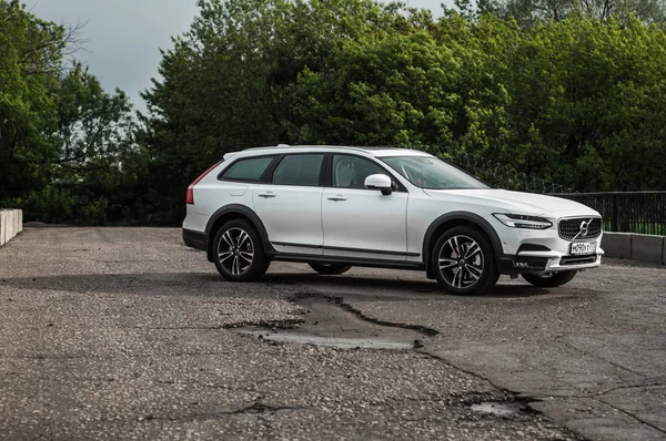 MOSCÚ, RUSIA - 3 DE MAYO DE 2017 VOLVO V90 CROSS COUNTRY, vista frontal. Prueba del nuevo Volvo V90 Cross Country. Este coche es AWD SUV con salón de clase ejecutiva. Motor D4 . — Foto de Stock