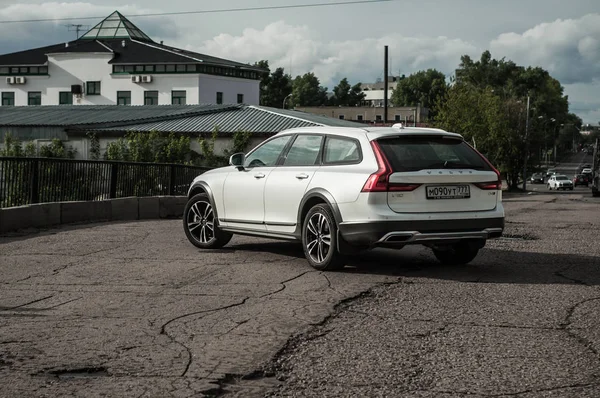 Moskova, Rusya - 3 Mayıs, 2017 Volvo V90 çapraz ülke, ön görünümü. Yeni Volvo V90 Cross Country testi. Bu arabada Awd Suv iş sınıfı bir salon. D4 motoru.