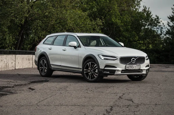 Moskova, Rusya - 3 Mayıs, 2017 Volvo V90 çapraz ülke, ön görünümü. Yeni Volvo V90 Cross Country testi. Bu arabada Awd Suv iş sınıfı bir salon. D4 motoru.