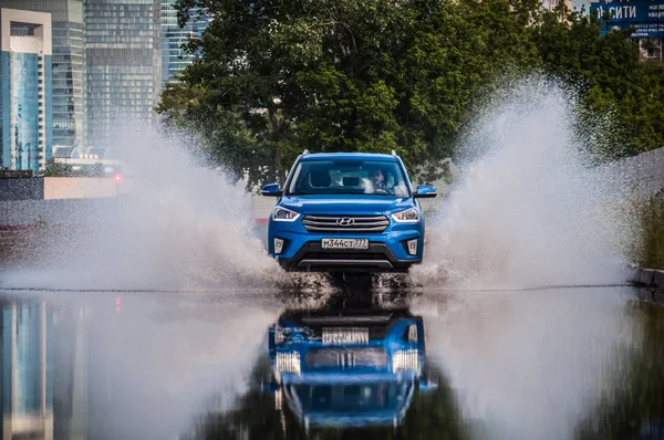 Moskova, Rusya - 25 Haziran 2017 Hyundai Creta / Hyundai ix25, ön görünümü. Yeni Hyundai Creta test / Hyundai ix25. Bu arabada 4wd kompakt crossover Suv. 2.0