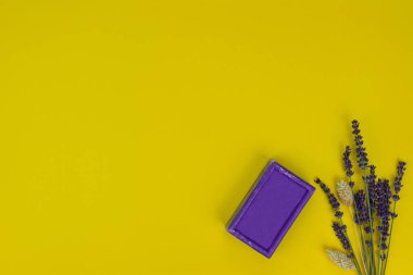 Sarı arka planda kurutulmuş Lavander aromalı doğal Lavander sabunu. Organik ve biyolojik kavram. 