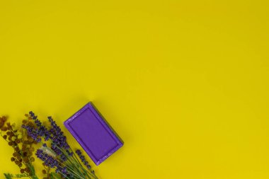 Sarı arka planda kurutulmuş Lavander aromalı doğal Lavander sabunu. Organik ve biyolojik kavram. 