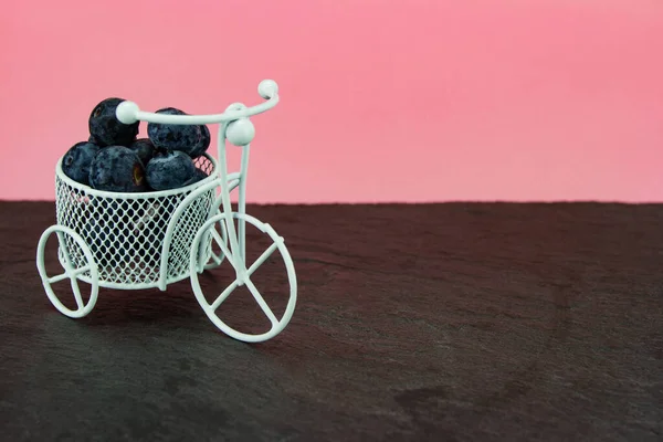 Kis Fehér Kosár Néz Mint Kerékpár Friss Áfonya Fekete Rózsaszín — Stock Fotó