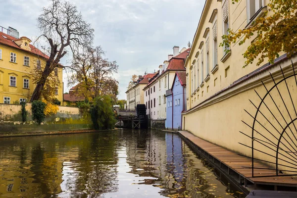 Sokak Görünümü'nde sonbahar şehirde, Prague, Çek Cumhuriyeti