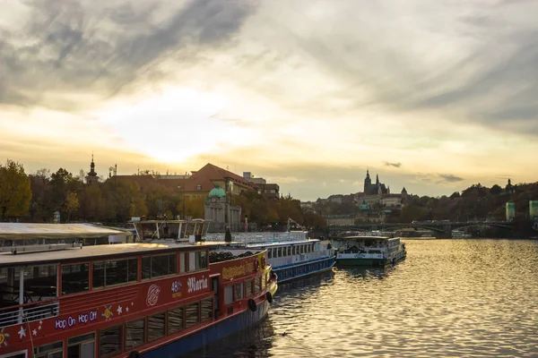 Vltava Nehri üzerinde şaşırtıcı günbatımı | Prague, Çek Cumhuriyeti, Avrupa'nın sonbahar