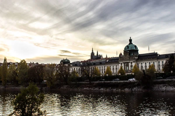 Güzel gün batımı Vltava Nehri üzerinde | Prague, Çek Cumhuriyeti, Avrupa'nın sonbahar