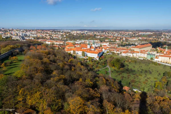 Kırmızı çatılar ve renkli ağaçlar ile Prag şehir üzerinde havadan görünümü | Prague, Çek Cumhuriyeti, Avrupa'nın sonbahar