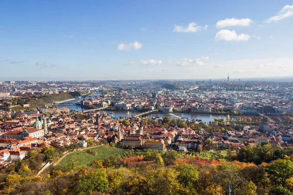 Kırmızı çatılar ve Prag nehre Aerila görünümünü | Prague, Çek Cumhuriyeti, Avrupa'nın sonbahar