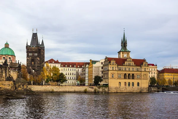 Güzel manzara Vltava Nehri üzerinde | Prague, Çek Cumhuriyeti, Avrupa'nın sonbahar