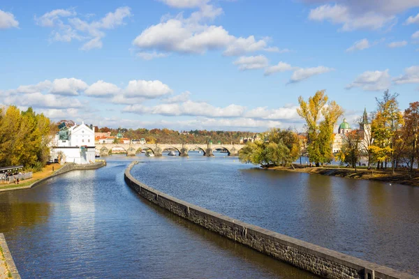 Görünüm Vltava Nehri üzerinde şaşırtıcı | Prague, Çek Cumhuriyeti, Avrupa'nın sonbahar