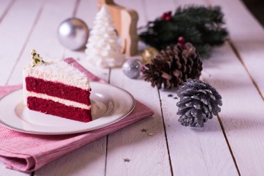 Ahşap arka plan ve Aralık kırmızı kumaş üzerine plaka üzerinde Noel kek