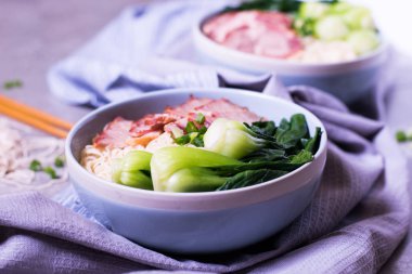 Shiitake mantar, biber ve soğan bir b ile anlık erişte