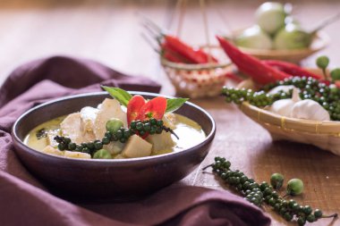 Ahşap arka plan üzerinde kase sebze tavuk mussaman köri