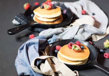 Kablosuz ev yapılmış krep metal tava üzerinde meyveleri ile dekore edilmiş