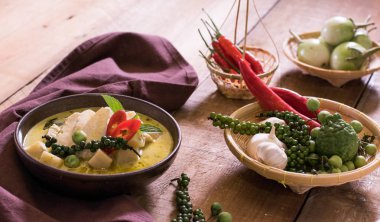 Ahşap arka plan üzerinde kase sebze tavuk mussaman köri