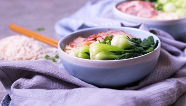 Shiitake mantar, biber ve soğan bir b ile anlık erişte