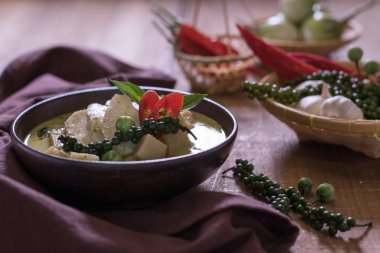 Ahşap arka plan üzerinde kase sebze tavuk mussaman köri