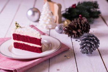 Ahşap arka plan ve Aralık kırmızı kumaş üzerine plaka üzerinde Noel kek