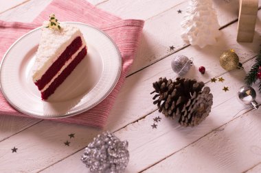 Ahşap arka plan ve Aralık kırmızı kumaş üzerine plaka üzerinde Noel kek