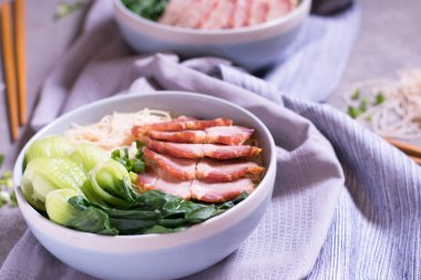 Shiitake mantar, biber ve soğan bir b ile anlık erişte