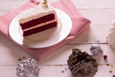 Ahşap arka plan ve Aralık kırmızı kumaş üzerine plaka üzerinde Noel kek