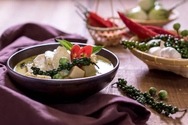 Ahşap arka plan üzerinde kase sebze tavuk mussaman köri