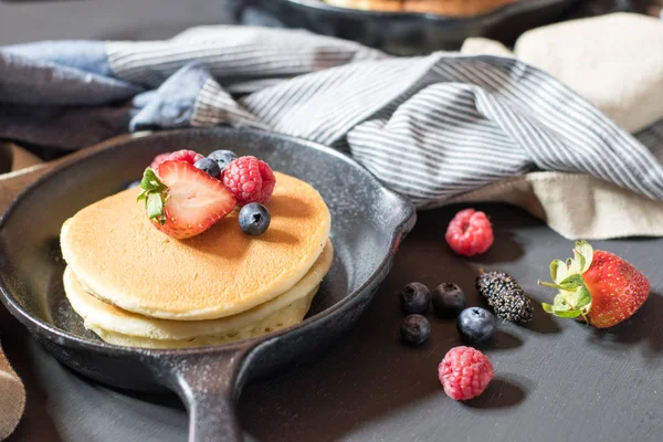 Kablosuz ev yapılmış krep metal tava üzerinde meyveleri ile dekore edilmiş