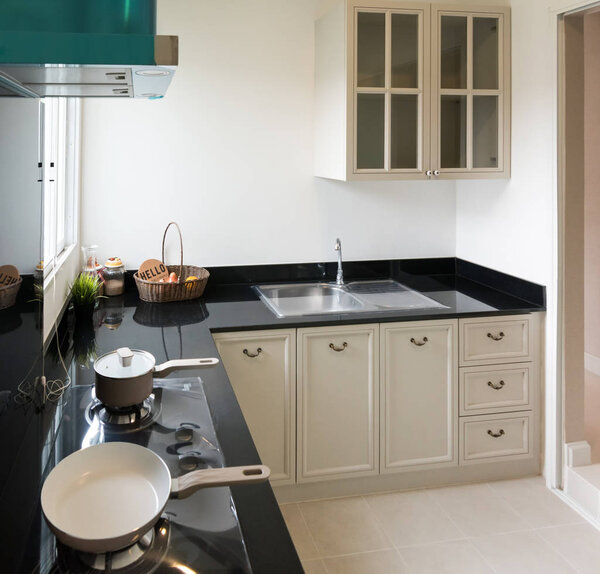 Интерьер комнаты с деревянными полами и видом на новый роскошный дом
