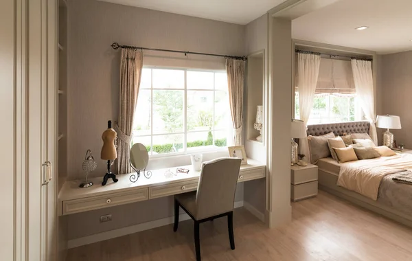 Lindo quarto interior com pisos de madeira e vista para a nova casa de luxo — Fotografia de Stock