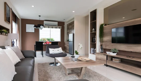 Schöne Raumausstattung mit Hartholzböden und Blick auf neue Luxuswohnungen — Stockfoto