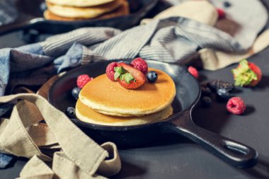 Kablosuz ev yapılmış krep metal tava üzerinde meyveleri ile dekore edilmiş