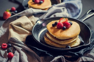Kablosuz ev yapılmış krep metal tava üzerinde meyveleri ile dekore edilmiş