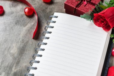 Sevgiliye arka plan. Sevgililer günü kalpleri açık boş Not ile